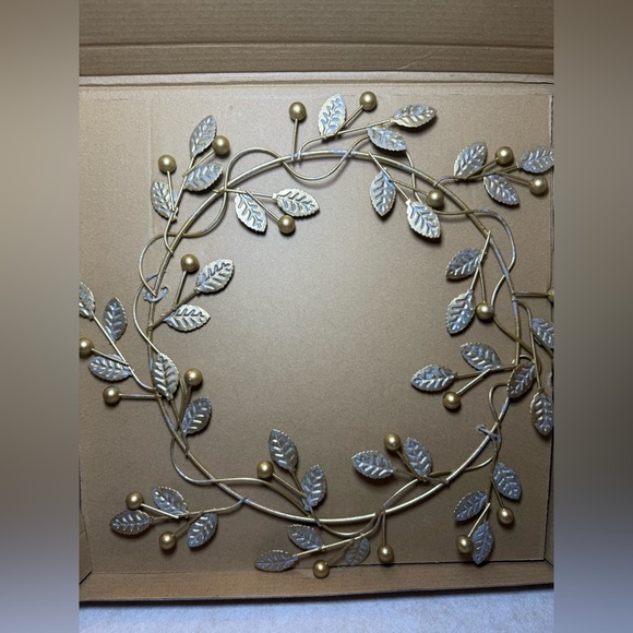 The Jilly Box Canvas n Decor: Golden Berry Metal Wreath NWT 11" - Picture 2 of 10